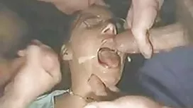 Pornovideos: Blondine mit einem d ...