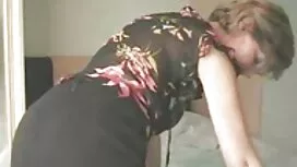 Pornovideos: Das Mädchen zeigt ei ...