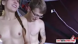 Pornovideos: Ein Kerl führt einen ...