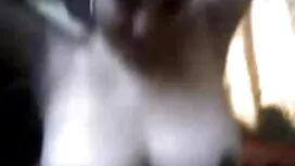 Pornovideos: Eine schwarze Frau b ...