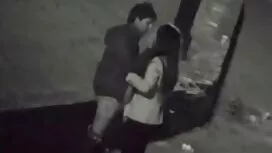 Pornovideos: Ein Mädchen in roten ...