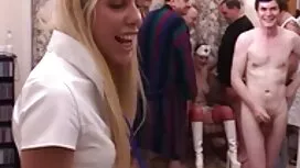 Pornovideos: Süß, trage einen kur ...