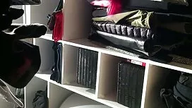 Pornovideos: Ein Mädchen, high he ...