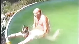 Pornovideos: Ein Mädchen einfach  ...