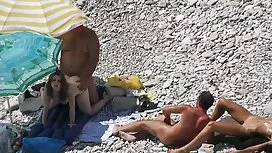 Pornovideos: Ein Mädchen mit eine ...