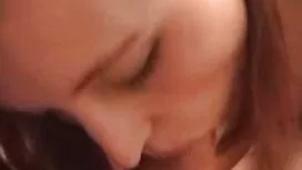 Pornovideos: Redhead fügt ihre Ha ...