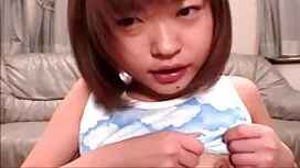 Pornovideos: Ein junges Mädchen m ...